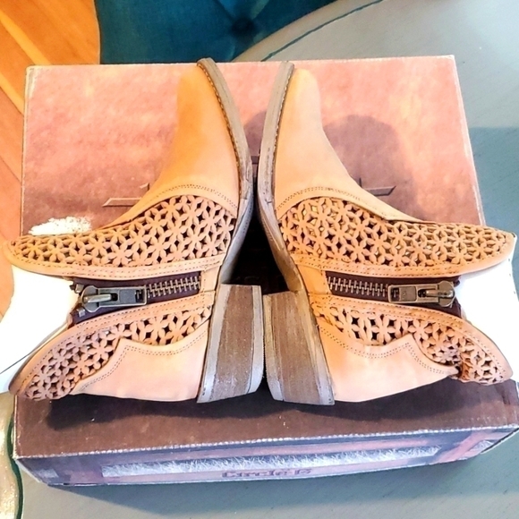 Circle G- Womens Tan Cut Out perforated ankle Boots Zippers Heel Western Sz.7 - Picture 5 of 9
